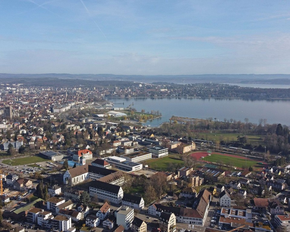 Der Campus der PHTG auf einer Luftaufnahme. Der Bodensee sowie die Stadt Konstanz sind sichtbar.