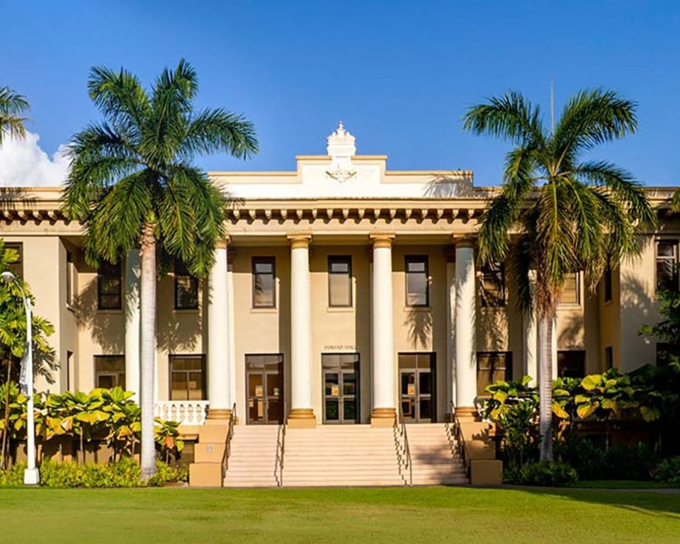 Auf dem Bild wird die Partnerhochschule von der PHTG in Hawai gezeigt. Der Name von ihr ist University of Hawai‘i at Manoa, Honolulu, USA