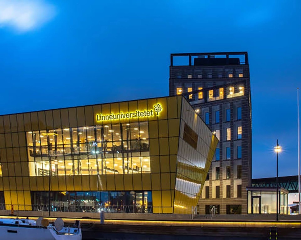 Auf dem Bild wird die Partnerhochschule von der PHTG in Schweden gezeigt. Der Name von ihr ist Linnaeus University, Schweden.