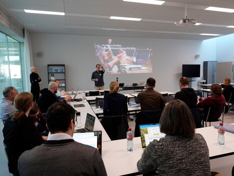 Informatik-Austausch der PHs im Unterrichtszimmer der PHTG
